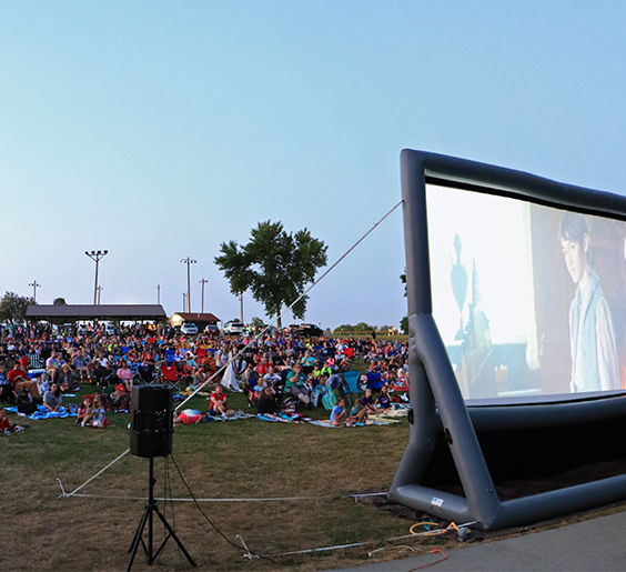 movies in park crowd web